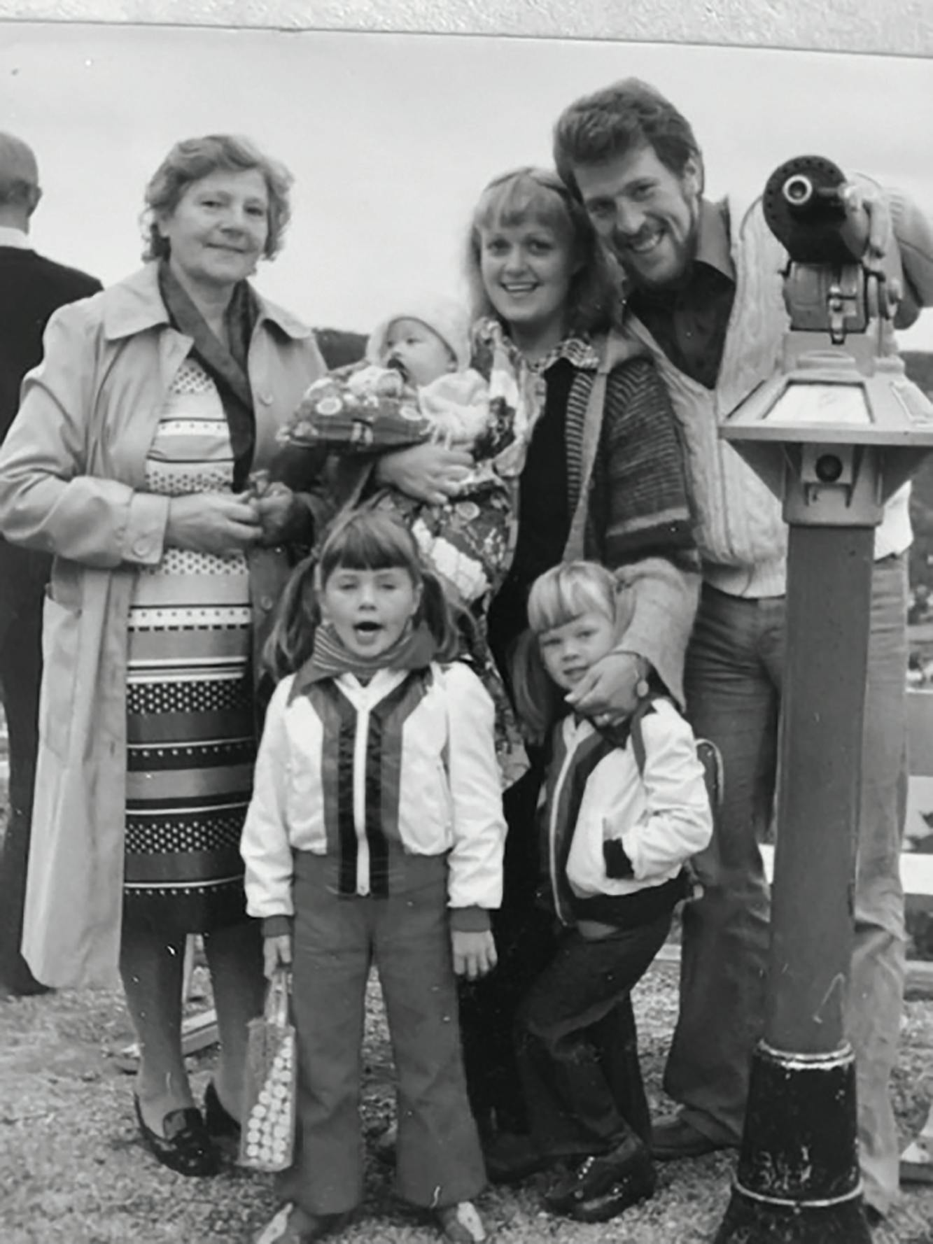 Hele familien: Farmor Svava, her med mamma (som holder vår lillesøster Svava, oppkalt etter farmor), pappa og oss, i 1978 da klesstilen var upåklagelig kul!